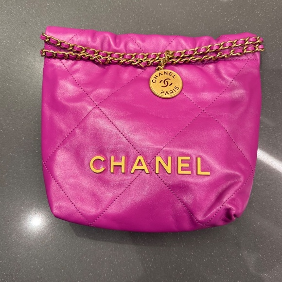 Chanel 22 Mini - Picture 2 of 10